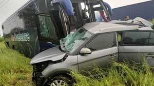 Choque entre bus y camioneta acaba con la vida de joven médico en San Pedro