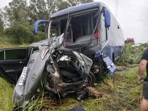 Choque entre ómnibus y camioneta deja un fallecido