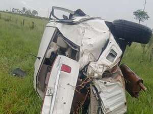 Dos policías mueren en accidente de tránsito y una mujer sobrevivió en Yby Yaú  - Policiales - ABC Color