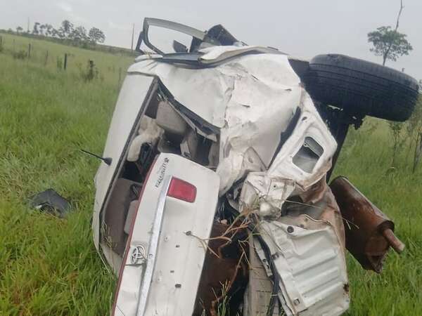 Dos policías mueren en accidente de tránsito y una mujer sobrevivió en Yby Yaú  - Policiales - ABC Color