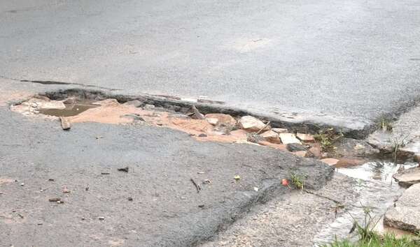 Desastroso: Essap dejó 40 baches en 500 metros en una calle de Lambaré - Nacionales - ABC Color
