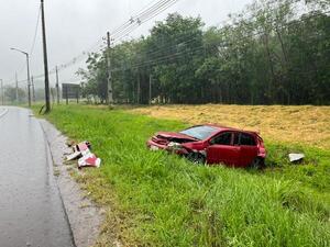 Conductor perdió el control y se estrelló contra una columna sobre Ruta PY01