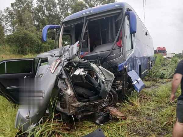 Colisión entre autobús y camioneta deja un fallecido en 25 de Diciembre