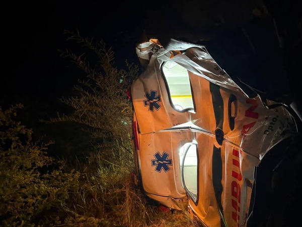 Milagro en la ruta PY22: camión arrolló ambulancia del IPS camino a Vallemí