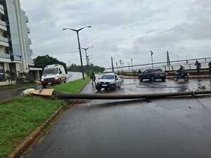 Camioneta se estrelló contra una columna en la costanera de Encarnación