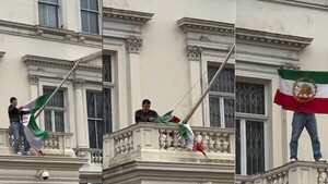 Video: La bandera de la República Islámica de Irán, remplazada brevemente por otra de la monarquía en Londres
