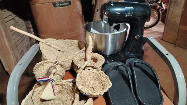 Padres venden artesanías para cubrir atención de su hijo con parálisis