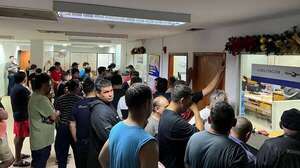 Contribuyentes aguardaron horas para ser atendidos en la Municipalidad de Luque - Nacionales - ABC Color