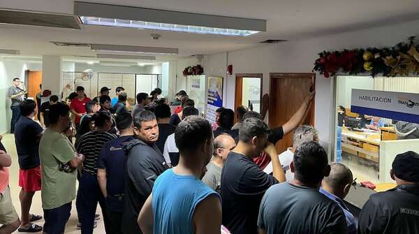 Contribuyentes aguardaron horas para ser atendidos en la Municipalidad de Luque - Nacionales - ABC Color