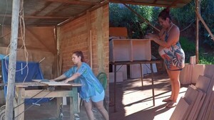 Viuda y embarazada, trabaja como carpintera