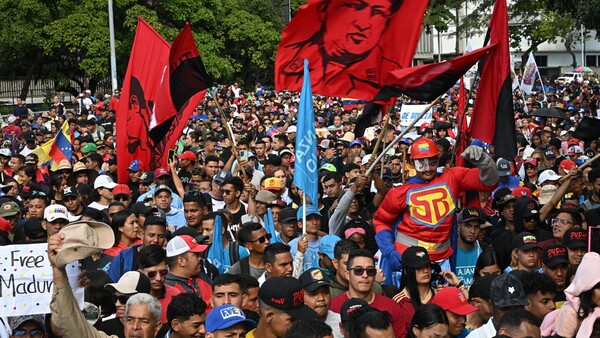 Trump decreta protección de ingresos petroleros de Venezuela y una multitud chavista marcha