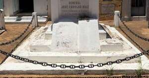 La Nación / La única tumba que los brasileños no saquearon