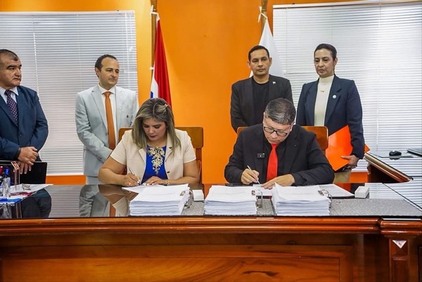 Mujica justifica despidos en CDE por crisis financiera