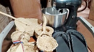 Venden artesanías para cubrir la atención de su hijo con parálisis