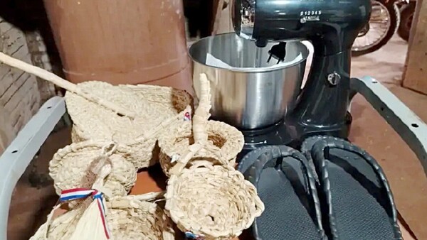 Venden artesanías para cubrir la atención de su hijo con parálisis