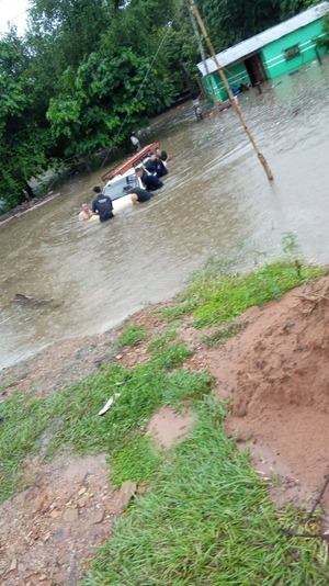 Popular / Temporal causó desborde de arroyo en Carayaó y 12 familias fueron afectadas