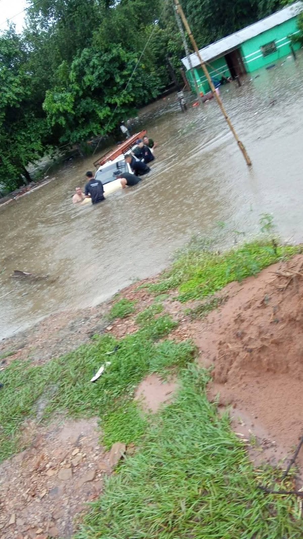 Popular / Temporal causó desborde de arroyo en Carayaó y 12 familias fueron afectadas