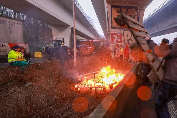 Bélgica: agricultores siguen bloqueando carreteras en protesta por el acuerdo con Mercosur - Mundo - ABC Color