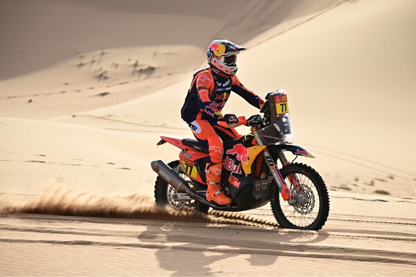 Benavides gana etapa del Dakar en motos y se mete en lucha por el título