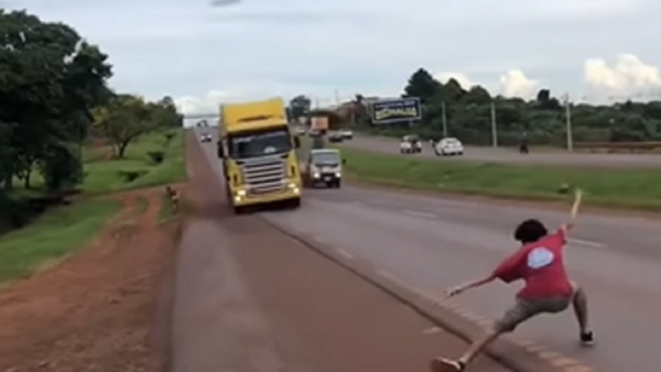 Video: Jóvenes desafían la muerte en reto viral para TikTok en Minga Guazú