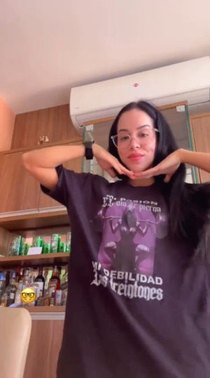 Popular / ¡Xio Ovelar causó furor con mensaje subliminal de su remera!