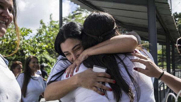 Familiares visitan a presos políticos en Venezuela por primera vez desde sus detenciones