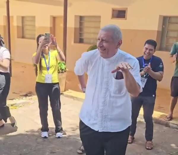 Video: ¡El obispo que baila y alegra a los jóvenes! Monseñor Valenzuela se luce con la Pastoral Juvenil - Nacionales - ABC Color
