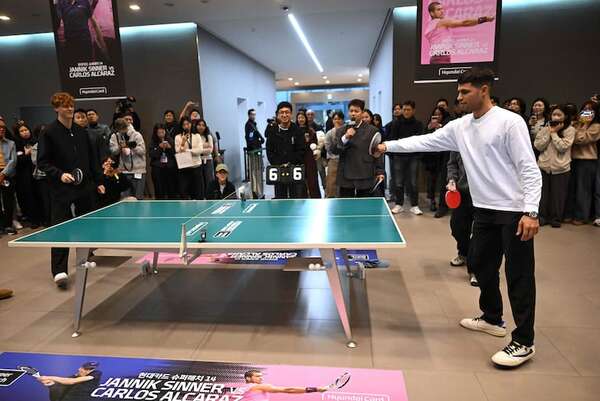 Alcaraz y Sinner viajan en el mismo avión a Australia - Tenis - ABC Color