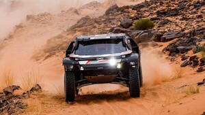 Al Attiyah se mantiene líder en coches al hundirse Lategan en último tramo