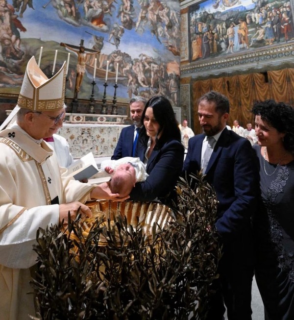 El papa León XIV bautizó a 20 bebés en la capilla Sixtina - ADN Digital