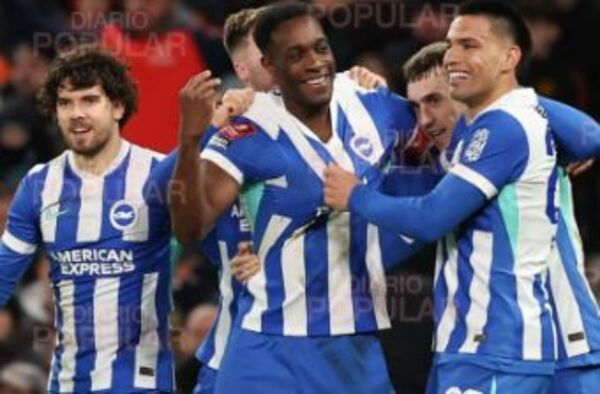 Popular / Brighton de Diego Gómez le dio su teté al Manchester United