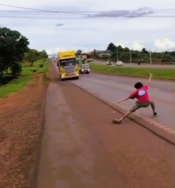 Identifican a joven que realizó peligroso reto de TikTok frente a camión de gran porte