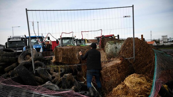 Agricultores franceses mantienen presión contra Mercosur con bloqueos en puertos y rutas