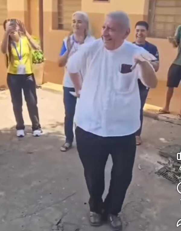 Popular / (VIDEO)¡Monseñor hizo la vueltita y causó furor!