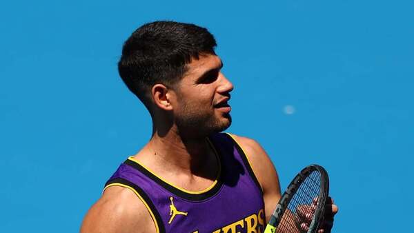 Alcaraz se entrena en Australia con la camiseta de Lebron James
