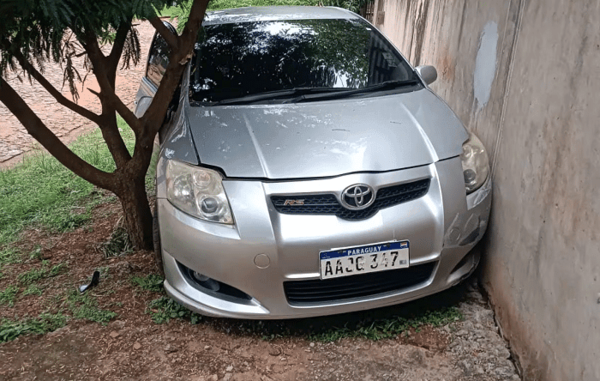 Mujer raptada para tentativa de robo se salva por choque vehicular - Noticiero Paraguay