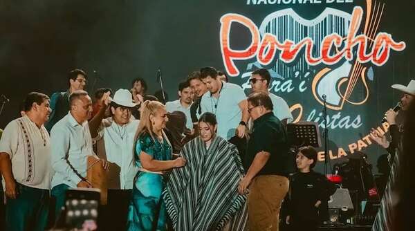 Mily Brítez, de Coronel Bogado, ganó el Poncho Para’í de Oro en Piribebuy - Música - ABC Color