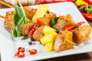 Hacé estas sabrosas brochetas de cerdo con piña a la parrilla  - Gastronomía - ABC Color