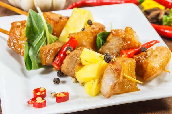 Hacé estas sabrosas brochetas de cerdo con piña a la parrilla  - Gastronomía - ABC Color