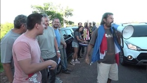 Vecinos protestan contra peaje y autopista elevada en Luque