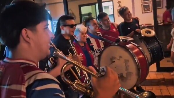 Cumplió 75 con la murga del Ciclón