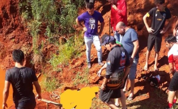Adolescente muere tras caer en un estanque