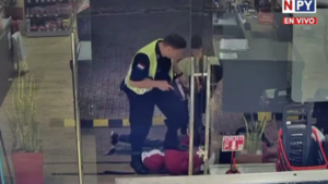 Policías detienen a jóvenes durante asalto a mini mercado en Luque