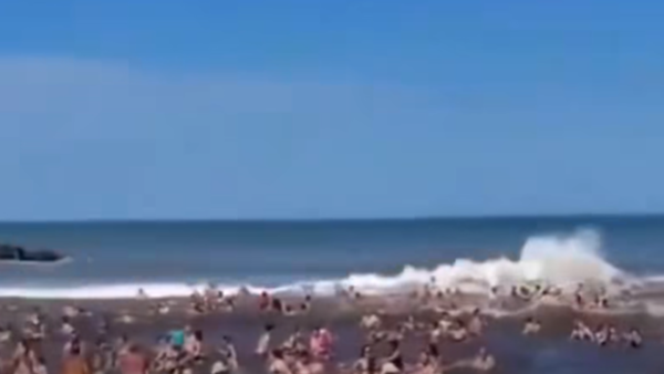 Un muerto y 35 heridos por una ola de seis metros de altura en una playa vecina a Mar del Plata