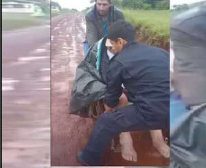 Odisea para llegar a un centro asistencial: paciente en silla de ruedas sorteando el barro - ABC en el Este - ABC Color