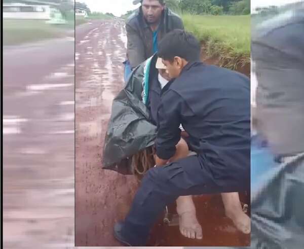 Odisea para llegar a un centro asistencial: paciente en silla de ruedas sorteando el barro - ABC en el Este - ABC Color
