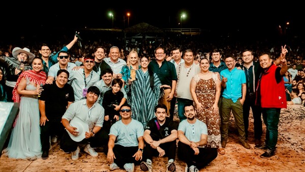 Mily Brítez ganadora del Poncho Para’i 2026