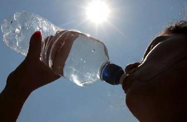 El calor no da tregua y autoridades refuerzan alertas para evitar la deshidratación
