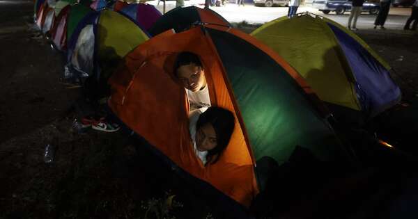 La Nación / Familiares de presos políticos instalan campamento fuera de prisión en Venezuela