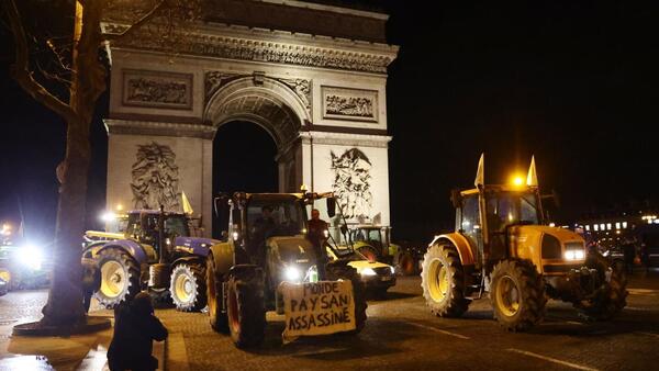 París se llena de tractores ante la Asamblea Nacional francesa en una nueva protesta contra Mercosur